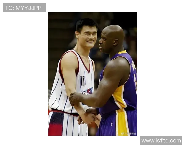 穆托姆博与姚明亲密合影展现篮球巨星友谊与传奇时刻